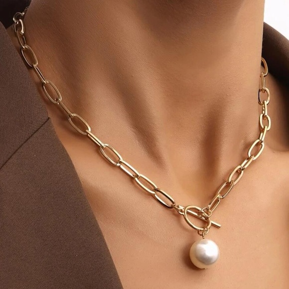 ✨3/$38 New Golden Paperclip Chain Faux Pearl Toggle Clasp Front Closure Necklace - Picture 4 of 16